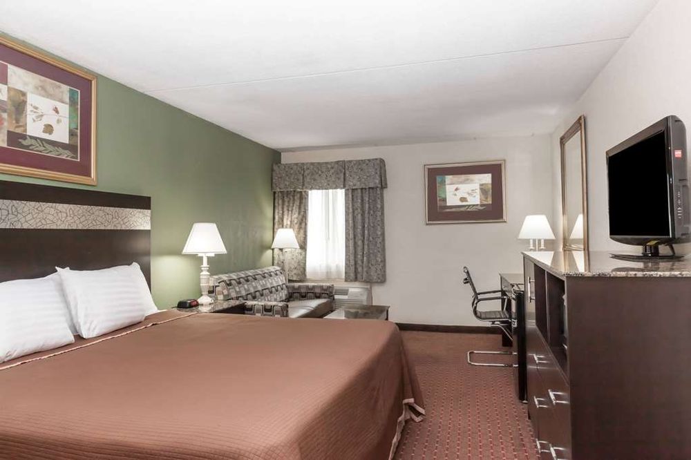 Howard Johnson Hotel by Wyndham Newark Airport