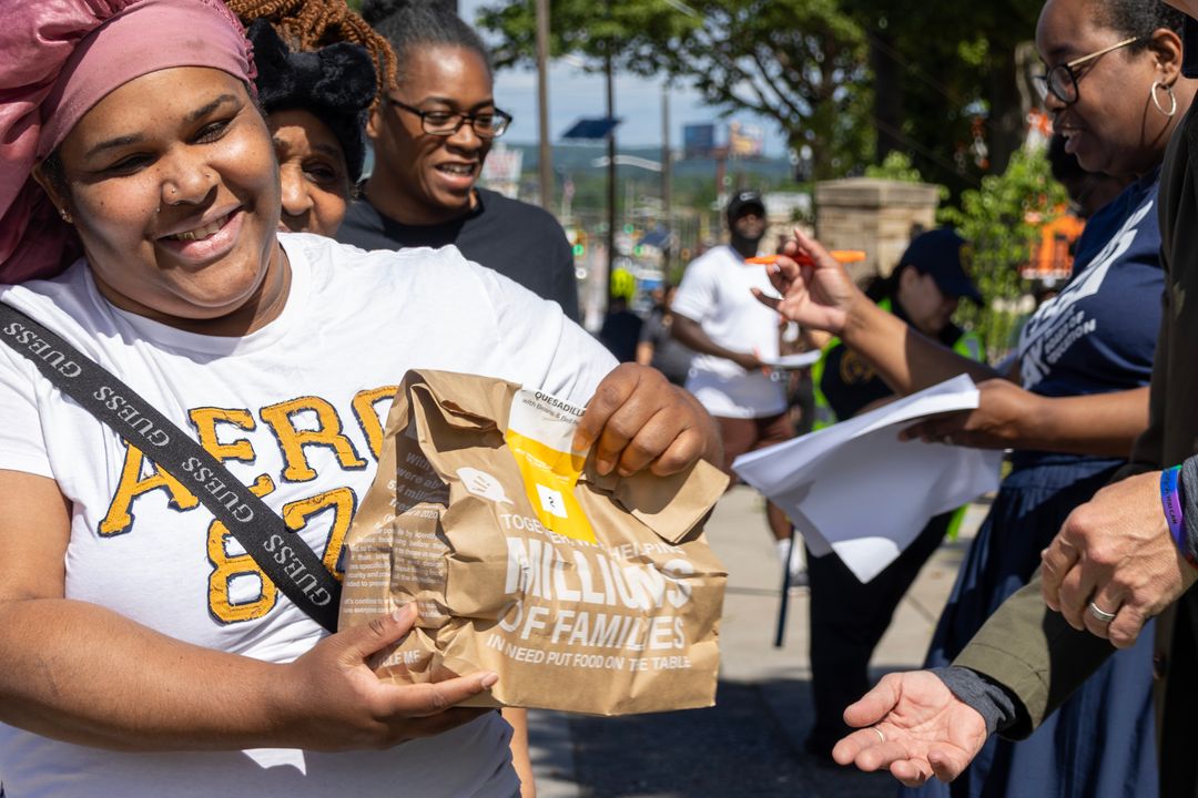 Newark Mayor and Hellofresh Host Meal Distribution