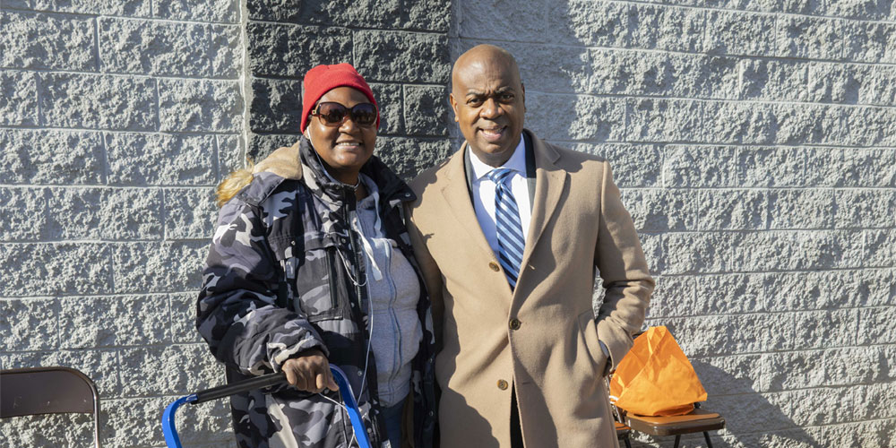 Newark Mayor Distributes 2800 Turkeys to Residents